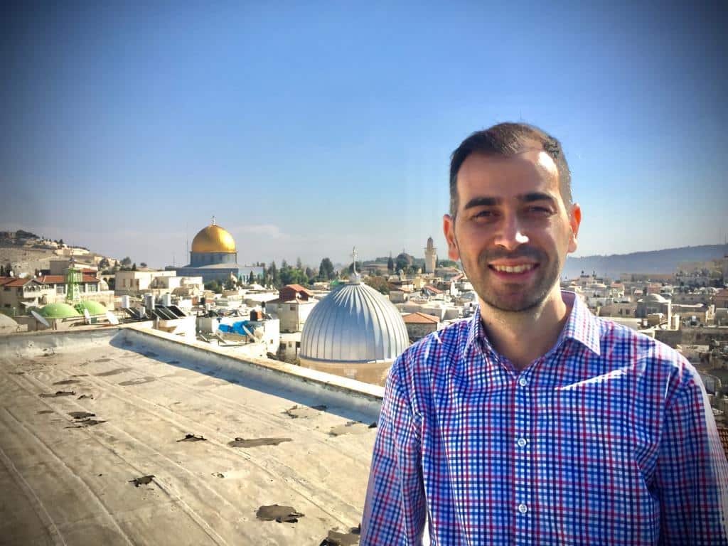 Kadir Boyaci befindet sich auf der Terrasse des Österreicher Hospitzes während seiner Projektreise in Jerusalem.